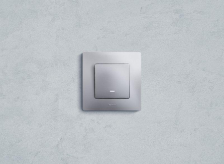 Выключатель 1-кл. СП Etika 10А IP20 250В 10AX с подсветкой/индикацией безвинтов. зажимы механизм алюм. IEK 672403